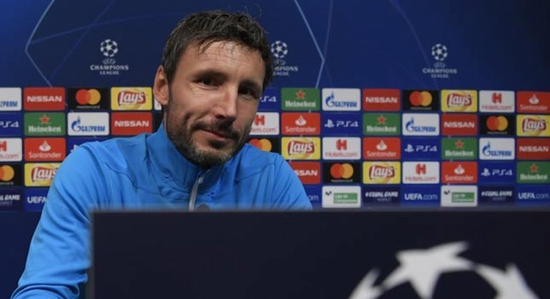 FECHADO - Mark van Bommel foi demitido do comando do Wolfsburg após uma série de resultados negativos.