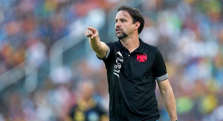 FECHADO - Maurício Souza foi demitido do Vasco. A decisão ocorreu depois do treinador ser derrotado pelo Vila Nova, lanterna da Série B.