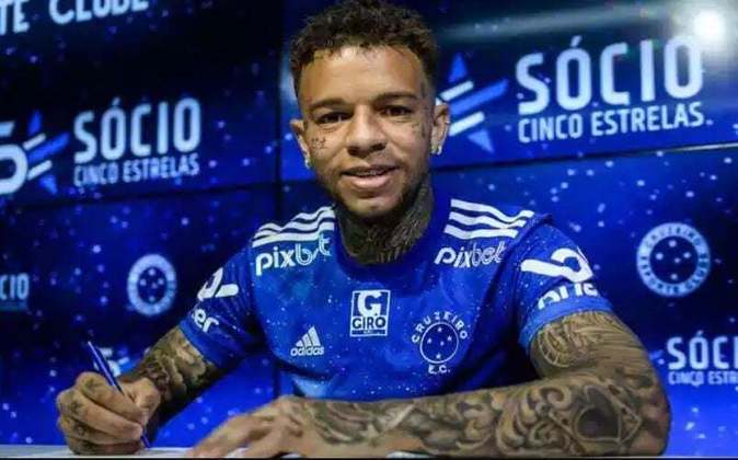 FECHADO - Mesmo lesionado, o atacante Rafael Bilu teve seu contrato com o Cruzeiro renovado até abril de 2024. O atleta rompeu o tendão do calcanhar esquerdo e, por isso, já deveria ter seu vínculo estendido. No entanto, o clube optou por assinar um vínculo um pouco mais longo para observar o jogador durante o Campeonato Mineiro. 