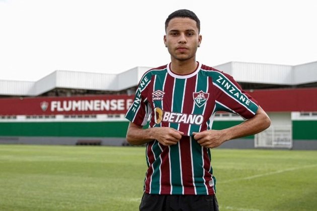FECHADO - Nesta quinta-feira, o Fluminense renovou o contrato com Alexsander, destaque do sub-20, até 2026. O jogador, que conquistou o Campeonato Brasileiro sub-17 na última temporada e o Campeonato Carioca pelo sub-20 nesta, comemorou a extensão do vínculo com Xerém por mais cinco anos. 