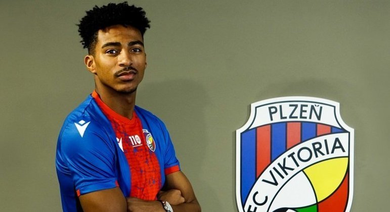 FECHADO - No início desta semana, foi confirmada a contratação do zagueiro brasileiro Eduardo Mendes pelo Viktoria Plzen (República Tcheca) em acordo com validade até o final da temporada. O defensor chega por empréstimo junto ao Karviná, equipe que também disputa a elite do Campeonato Tcheco.
