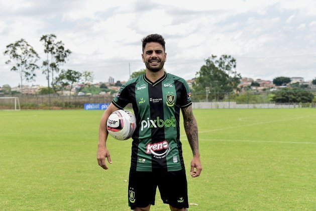 FECHADO! - O América-MG apresentou mais um reforço: o atacante Henrique Almeida. Ele já vestiu a camisa do Coelho e chega com contrato até o fim do ano.