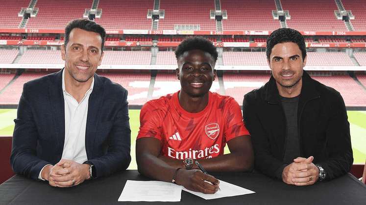 FECHADO - O Arsenal anunciou a renovação do contrato do atacante Bukayo Saka. O novo vínculo do jovem de 21 com os Gunners é válido até 2027.