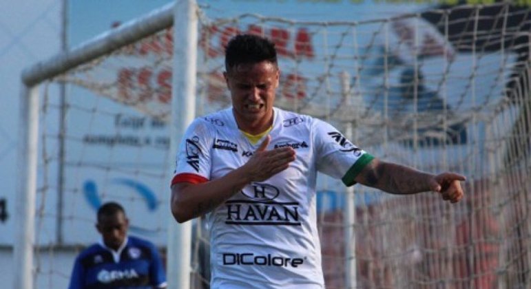 FECHADO - O artilheiro da Série B 2021 estará de casa nova na próxima temporada. Edu, que balançou as redes 17 vezes vestindo a camisa do Brusque na 2ª divisão deste ano, é o novo reforço do Cruzeiro para 2022. O atacante de 28 anos de idade foi anunciado oficialmente nesta quinta-feira pelo clube mineiro.