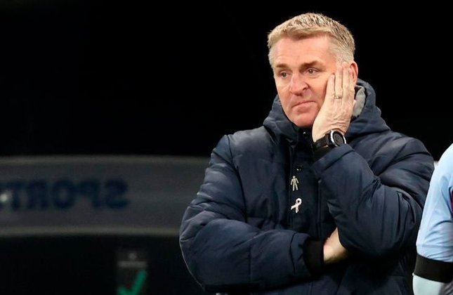 FECHADO - O Aston Villa oficializou a demissão do técnico Dean Smith devido a temporada abaixo em 2021.