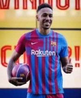 FECHADO! - O atacante Aubameyang foi apresentado no Barcelona. Ele assinou contrato com o clube espanhol até junho de 2023. 