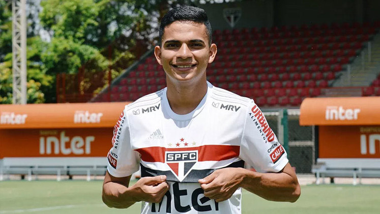 FECHADO - O atacante Bruno Rodrigues não é mais jogador do São Paulo. Pouco aproveitado no clube, ele rescindiu o contrato de empréstimo com o Tricolor e irá atuar no Famalicão, da primeira divisão portuguesa. Ele assinará com o Famalicão por uma temporada.