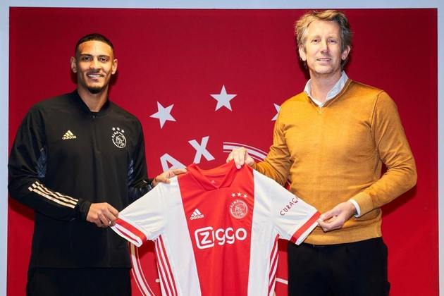 FECHADO - O atacante Sébastien Haller, ex-West Ham, oficializou nesta sexta-feira a sua chegada ao Ajax. Os holandeses pagaram 33,5 milhões de euros pelo atacante, que fica no clube até junho de 2025.