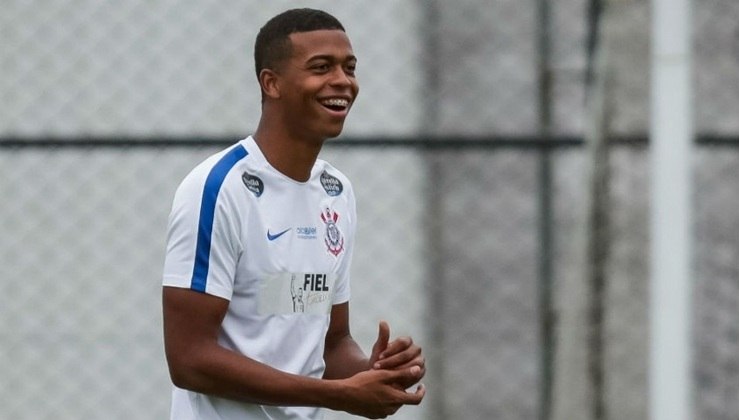 FECHADO — O Atibaia anunciou na última quinta-feira (9) a contratação, por empréstimo, do atacante Carlinhos, que pertence ao Corinthians. O jogador, que foi artilheiro da Copinha de 2017, estava no Marcílio Dias-SC. Ele estava na equipe sub-23 do Timão