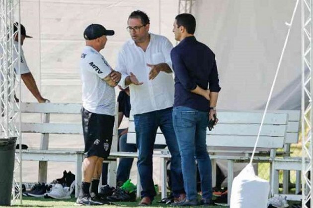 FECHADO: O Atlético-MG apresentou nesta segunda-feira, o seu novo diretor de futebol: Alexandre Mattos. O dirigente chegou durante o treinamento do grupo profissional e conheceu o elenco e o técnico Jorge Sampaoli.