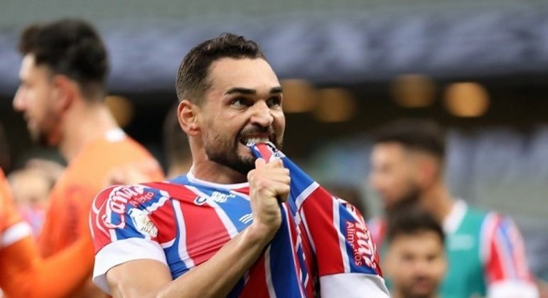 FECHADO! - O Bahia oficializou a saída do atacante Gilberto, que tinha contrato até o fim do ano e optou por uma não renovação. Nos últimos meses, antes de consumar a queda para a Série B, a diretoria do Tricolor deixava claro que a permanência era complicada devido a questão financeira. Com o rebaixamento confirmado, a permanência ficou inviável.