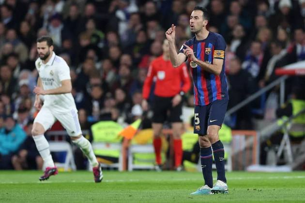 FECHADO - O Barcelona anunciou a saída do volante Sergio Busquets ao fim da temporada. Com o contrato do jogador se encerrando, o Barça viu uma oportunidade de clarear as contas no Fair Play Financeiro, já que precisa liberar cerca de 200 milhões de euros.