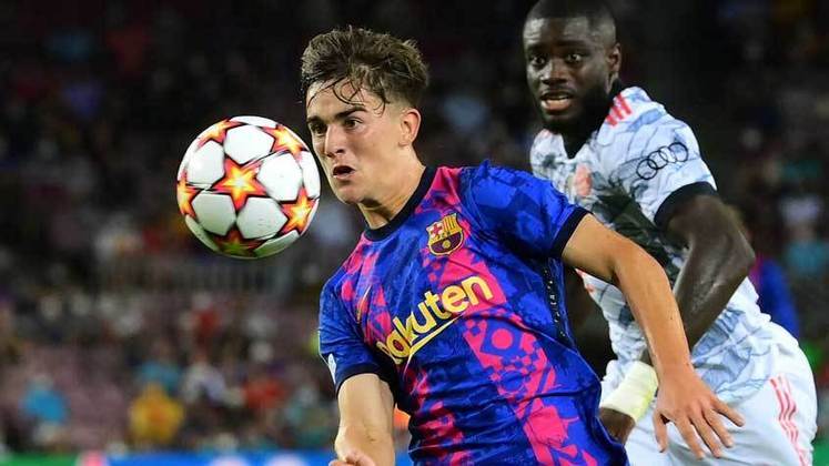 FECHADO - O Barcelona anunciou na manhã desta quarta-feira a renovação com Gavi. O novo contrato do meia de 18 anos é válido até junho de 2026 e conta com uma cláusula de rescisão de 1 bilhão de euros (cerca de R$ 5 bilhão).
