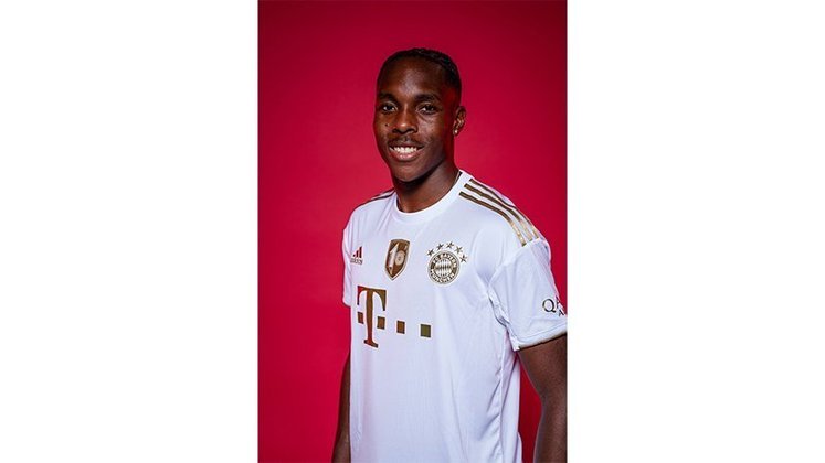 FECHADO - O Bayern adquiriu o atacante Mathys Tel, que pertencia ao Rennes, da França. O jovem de 17 anos vem para reforçar o ataque após a saída do Robert Lewandowski e assinou um contrato com duração até 2027.