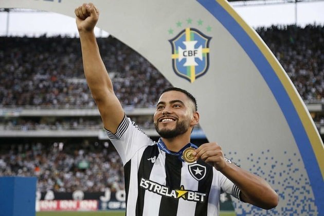FECHADO! - O Botafogo anunciou a renovação de Barreto no começo da noite desta segunda-feira. O volante, campeão da Série B do Brasileirão no ano passado, fica no Alvinegro por mais dois anos.
