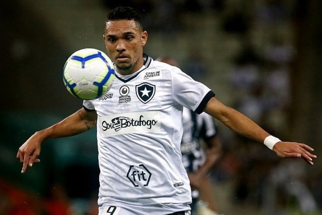 FECHADO! - O Botafogo vai contar com dois 'reforços caseiros' para o começo da temporada 2022. Os contratos de Luiz Fernando e Marcinho foram reativados nos registros da CBF neste sábado, primeiro dia do ano novo, e a dupla voltou a oficialmente ter vínculo com o Alvinegro.