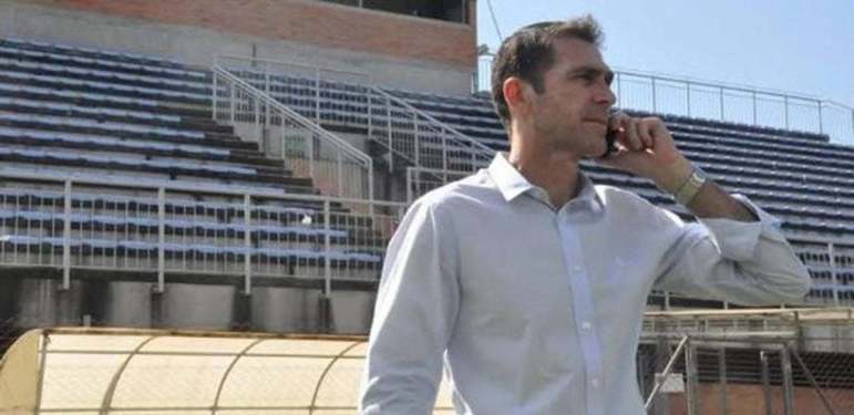 FECHADO - O Corinthians acertou a contratação de Luciano Dias para o cargo de auxiliar técnico. A função ficaria com Rodrigo Santana, mas o Timão recuou após ele aparecer em atos anti-democráticos.