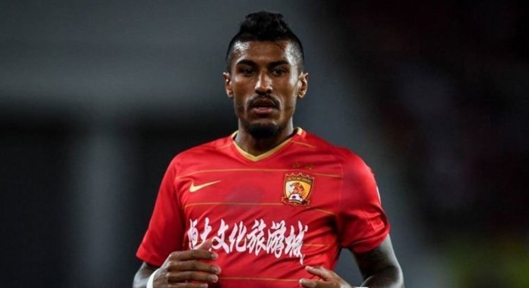 FECHADO! O Corinthians anunciou o retorno do volante Paulinho, ídolo do clube. Ele chegou no CT Joaquim Grava acompanhado de dirigentes e torcedores e assinará um contrato de dois anos.