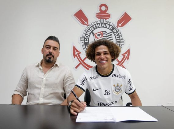 FECHADO - O Corinthians oficializou a ampliação de vínculo com o jovem meio-campista Guilherme Biro. Agora, o jogador de 18 anos possui um novo contrato com validade até o final de 2027.