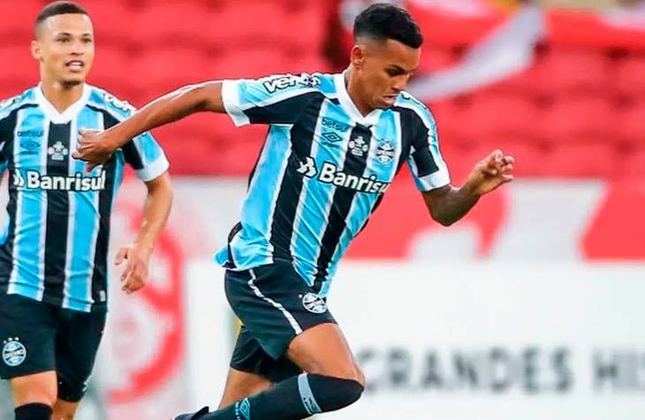 FECHADO - O Cruzeiro acertou o empréstimo do volante Fernando Henrique, que atuava pelo Grêmio. O jogador de 21 anos ficará na Toca da Raposa até o fim de 2023, e chega com opção de compra no contrato. 