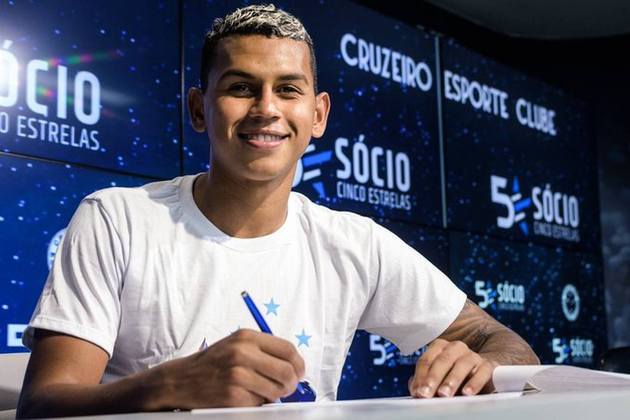 FECHADO - O Cruzeiro anunciou a contratação do volante Fernando Henrique, que estava no Grêmio. O jogador de 21 anos assinou contrato com a Raposa até o final de 2025. 