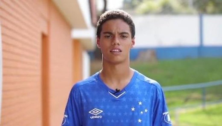 FECHADO - O Cruzeiro rescindiu o contrato com o  atacante João Mendes, de 17 anos, filho de Ronaldinho Gaúcho. O jovem atuava nas categorias de base da Raposa e  tinha vínculo a Raposa até janeiro de 2025. Todavia, pela idade, a FIFA reconhecia o vínculo até o início deste ano. Para ele seguir, o time mineiro teria de fazer um novo acordo. 