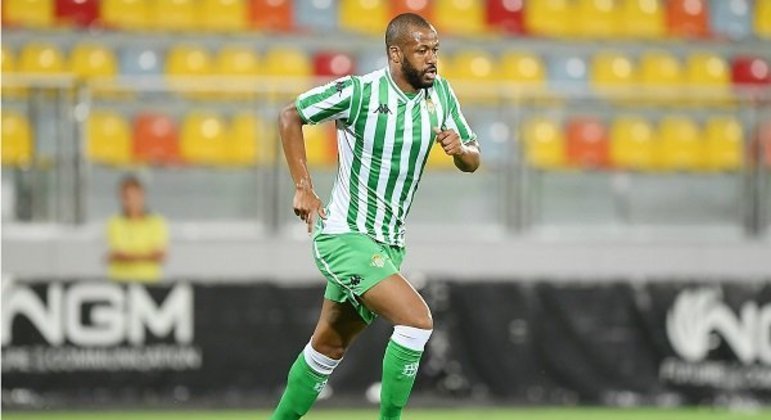 FECHADO! - O Cruzeiro segue intenso nas contratações e anunciou mais um reforço: o zagueiro Sidnei, que estava há 12 anos jogando na Europa