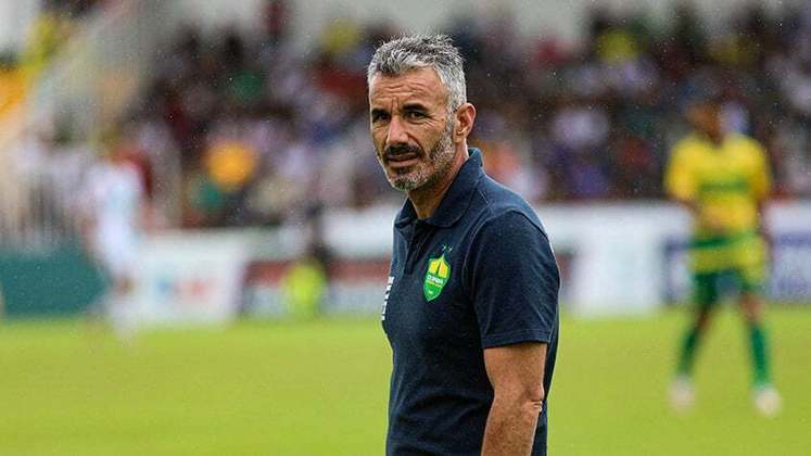 FECHADO - O Cuiabá anunciou a saída do técnico Ivo Vieira. O treinador não resistiu à derrota por 4 a 0 para o Atlético-MG, em plena Arena Pantanal, pelo Campeonato Brasileiro.
