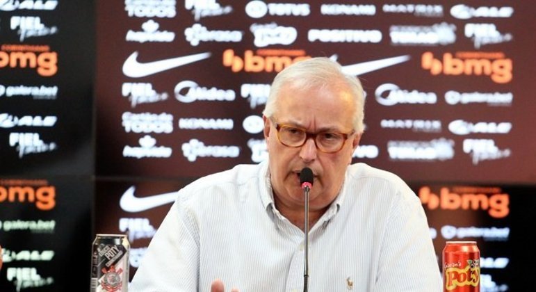 FECHADO - O diretor de futebol do Corinthians, Roberto de Andrade, garantiu que o técnico Sylvinho continua no comando do Timão na próxima temporada. O pronunciamento foi feito após a derrota para o Juventude por 1 a 0, pela última rodada do Campeonato Brasileiro. O Timão terminou em quinto lugar.