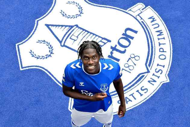 FECHADO - O Everton anunciou a contratação do meia Amadou Onana, de 20 anos. O jogador pertencia ao Lille, da França, e assinou contrato até 2027.