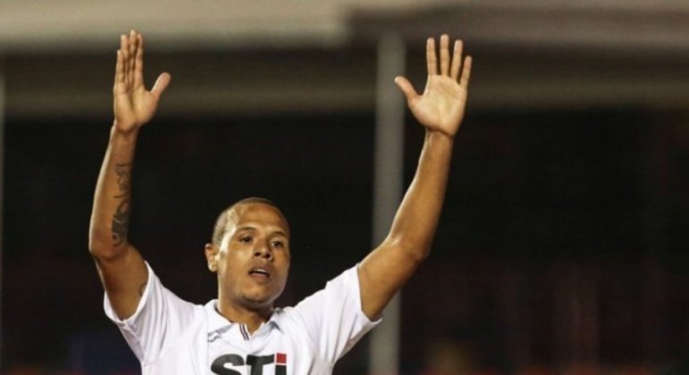 FECHADO - O ex-atacante Luis Fabiano, que brilhou com a camisa do São Paulo e Seleção Brasileira, foi às suas redes sociais para anunciar oficialmente sua aposentadoria dos gramados. O ex-atleta já havia se afastado dos campos e se envolvido em rumores de que estava à procura de um cargo de direção.