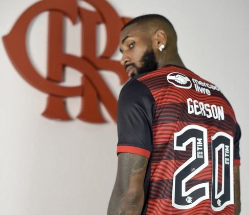 FECHADO - O Flamengo oficializou o retorno de Gerson. Um ano e meio após ser vendido ao Olympique de Marselha, o volante foi renegociado pelo clube francês e assinou contrato de cinco temporadas com o Rubro-Negro.