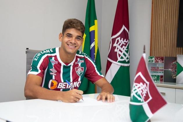 FECHADO - O Fluminense acertou a renovação do contrato do atacante João Neto. O Moleque de Xerém, de 19 anos, assinou seu novo vínculo com o Tricolor, que agora vai até dezembro de 2025 — o anterior se encerrava no meio do ano que vem.