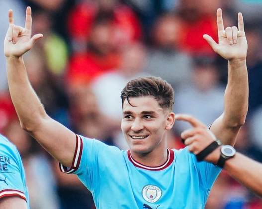 FECHADO – O jornalista Fabrizio Romano noticiou que o Manchester City irá renovar o contrato de Julian Alvarez, atacante argentino, até 2028. O jogador receberá um significante aumento salarial.
