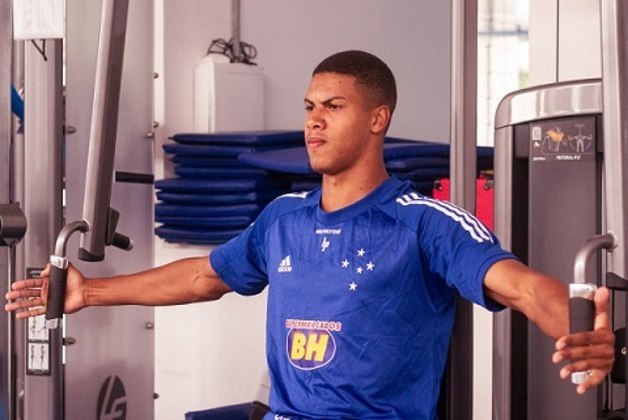 FECHADO: O lateral-direito Daniel Guedes não continuará jogando pelo Cruzeiro. O jogador, de 26 anos a caminho do Goiás, comandado por Enderson Moreira, que havia pedido a contratação do atleta quando ainda comandava o time mineiro. Ele está no clube desde 2016.