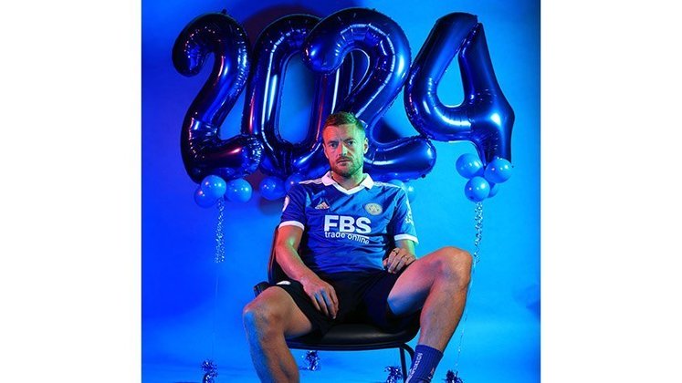 FECHADO - O Leicester City anunciou a renovação do atacante Jamie Vardy. O inglês prolongou seu vínculo com o clube até 2024.
