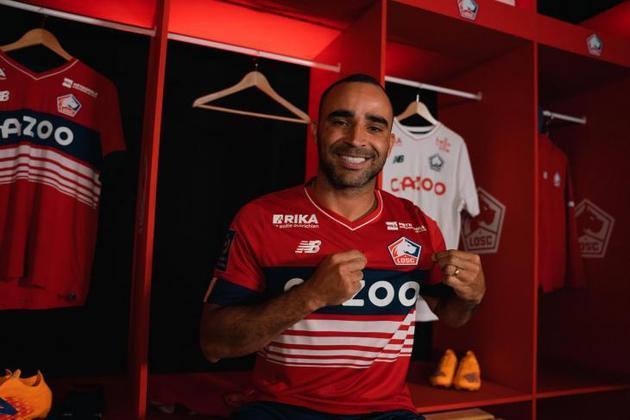FECHADO - O Lille anunciou a contratação do lateral brasileiro Ismaily. O jogador assinou vínculo com a equipe francesa até 2023, com opção de renovação por mais uma temporada.