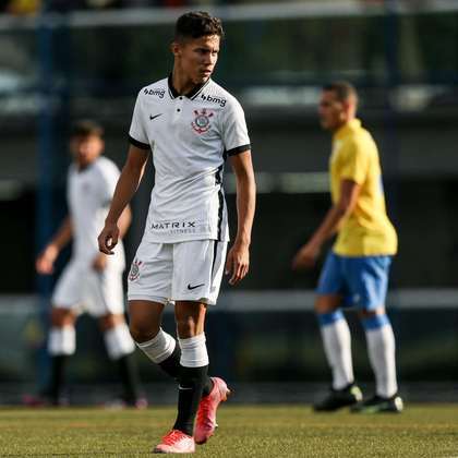FECHADO - O meia Gustavinho deixou o Corinthians e acertou retorno ao Vila Nova. O atleta de 20 anos, que chegou por empréstimo ao Timão em julho de 2021, volta à equipe goiana para a disputa da Copa São Paulo.