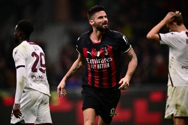 FECHADO - O Milan anunciou oficialmente a renovação do experiente centroavante Olivier Giroud, de 36 anos. A imprensa italiana divulgou que o novo vínculo do francês é válido até junho de 2024, e sem redução do salário de 3,5 milhões de euros (R$ 19 mi) anuais.