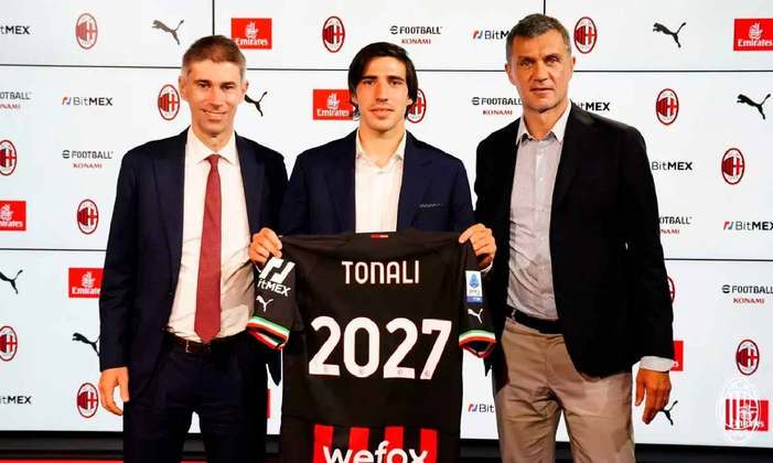 FECHADO - O Milan renovou com Sandro Tonali até 2027. O antigo contrato do jovem atleta ia até 2026.
