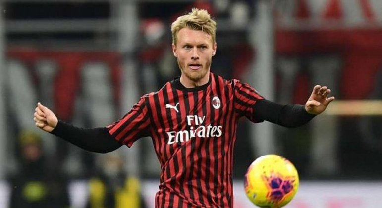 FECHADO - O Milan renovou o contrato do zagueiro Simon Kjaer até junho de 2024.