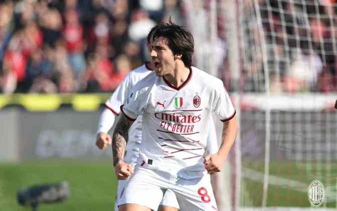 FECHADO – O Newacastle acertou a contratação do volante Sandro Tonali, ex-Milan, por 70 milhões de euros (aproximadamente 364 milhões). O italiano se tornou a contratação mais cara da história dos Magpies.