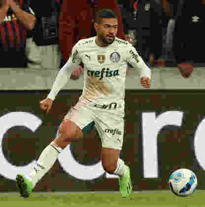 FECHADO – O Palmeiras anunciou as saídas de Bruno Tabata (foto), para o Qatar SC, e Rafael Navarro, para o Colorado Rapids-USA. Ambos deixam o Verdão por empréstimo de um ano. 
