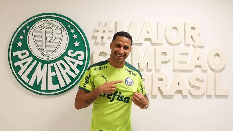 FECHADO! - O Palmeiras anunciou na manhã desta quarta-feira (12) a contratação do zagueiro Murilo, de 24 anos, que estava no Lokomotiv Moscou, da Rússia. Ele assinou um contrato de quatro anos com o Verdão, até o final de 2026.