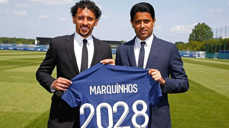 FECHADO - O Paris Saint-Germain anunciou a renovação de contrato do zagueiro brasileiro Marquinhos. O defensor de 29 anos, que tinha vínculo até junho de 2024, assinou por mais quatro anos, permanecendo em Paris até o fim do sexto mês de 2028.