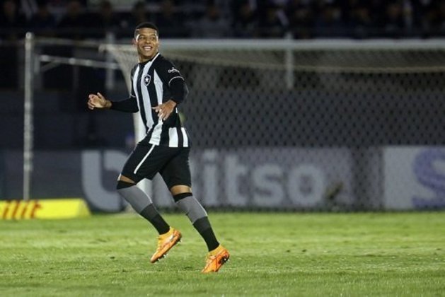 FECHADO - O RWD Molenbeek anunciou nesta terça-feira a contratação de Vinícius Lopes. O atacante de 23 anos deixa o Botafogo por empréstimo e vai atuar no clube belga por uma temporada. 