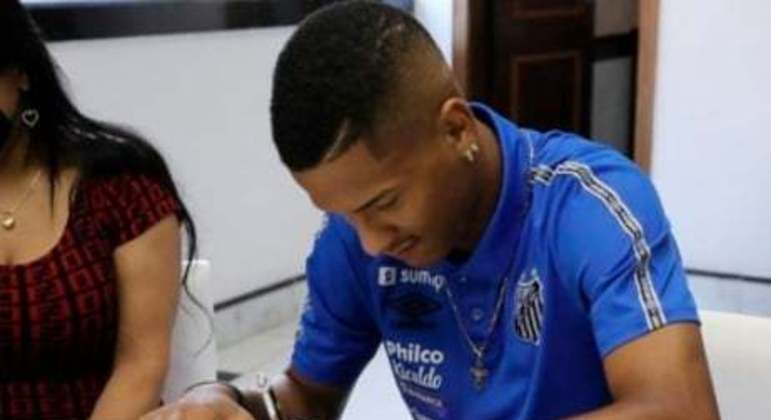 FECHADO - O Santos acertou nesta sexta-feira (10) a renovação de contrato com o atacante Ângelo, uma das maiores apostas do clube, até o final de dezembro de 2024, com opção de renovação bilateral por mais dois anos. 