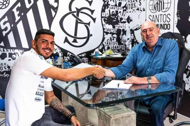 FECHADO - O Santos anunciou a renovação de contrato do goleiro João Paulo. O Menino da Vila assinou novo vínculo com validade até 31 de dezembro de 2027, em reunião com o presidente Andres Rueda no CT Rei Pelé.