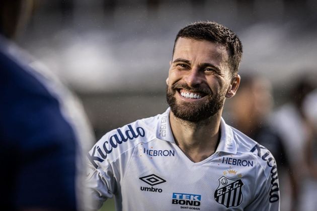 FECHADO - O Santos anunciou a renovação de contrato do meio-campista Lucas Lima. Agora, o vínculo do jogador com o Alvinegro Praiano vai até abril de 2025. 