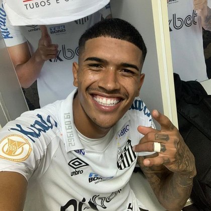 FECHADO - O Santos anunciou na tarde desta quinta-feira (8) a renovação do meia-atacante Lucas Barbosa, de 21 anos, até 31 de julho de 2026. O jogador recebeu um reajuste salarial. O acordo anterior tinha validade até de agosto de 2025.